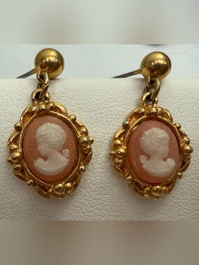 Vintage Avon Cameo Earrings Gold Peach White Lady Profile Dangle Retro-Pierced